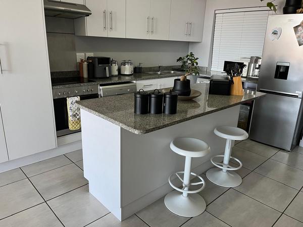 Apartment / Flat For Rent in Island View, Mossel Bay